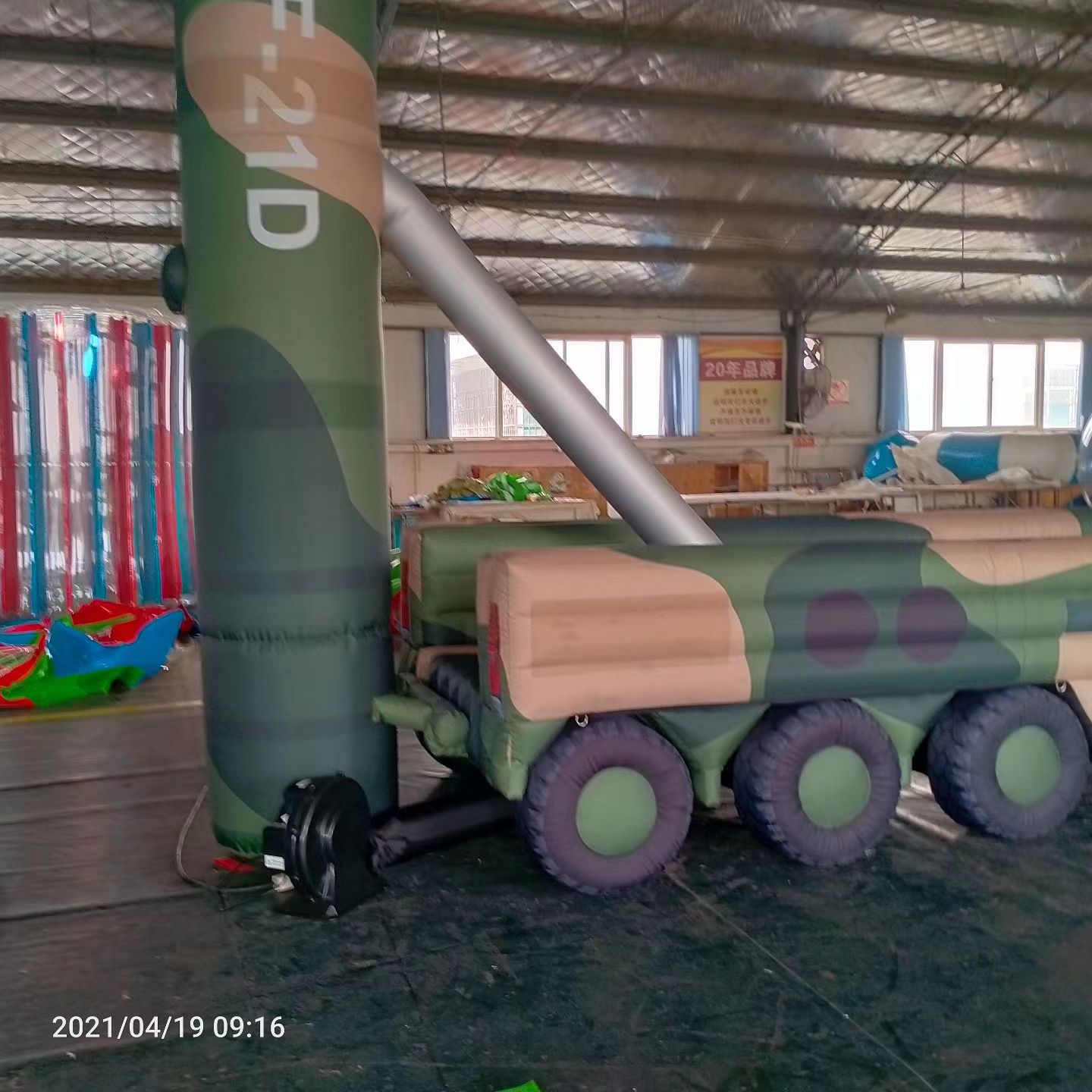 南宁军事演习中的充气目标车辆：模拟发射车雷达车坦克飞机